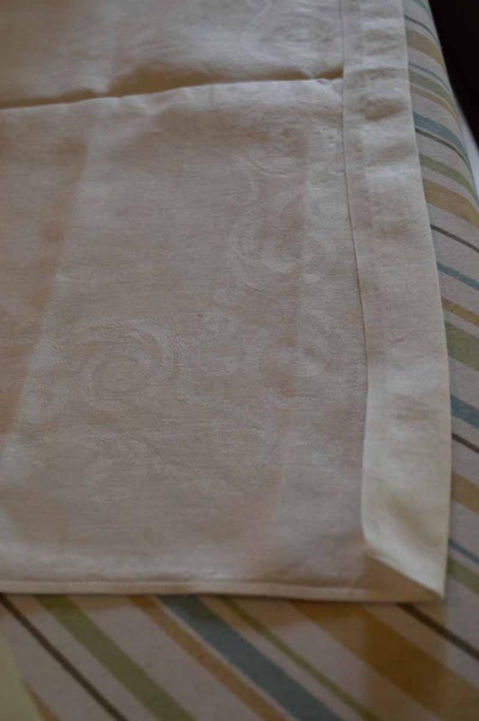 Did you know that storing bread in a linen bag can make it last longer? Here's how to make one in 15 minutes! Bonus: You'll eliminate some plastic bags from the landfill. 