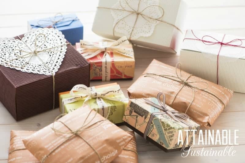 Holiday time means presents! These Christmas gift wrapping ideas feature eco friendly gift packaging to eliminate waste and single use gift paper.